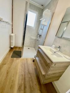 ein Badezimmer mit Waschbecken und Dusche in der Unterkunft La maison aux volets bleus in Pornic + 7 Fotos