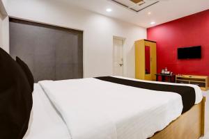 Postel nebo postele na pokoji v ubytování Hotel O GREEN PALMS