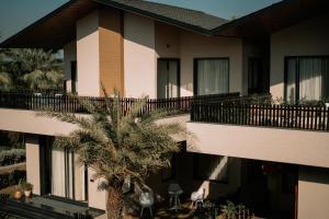 un bâtiment avec un palmier devant dans l'établissement Villasita Resort, à Kankhal 73 autres photos