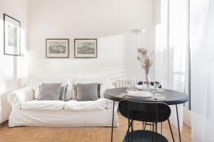 un salon avec un canapé blanc et une table dans l'établissement Easylife - Milano - Romana 51 - Porta Romana, à Milan
