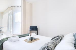 - un salon blanc avec un grand canapé blanc dans l'établissement Easylife - Milano - Romana 51 - Porta Romana, à Milan
