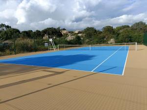 una cancha de tenis con una red encima en Casa 115, en Pianottoli-Caldarello