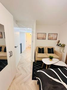 ein Wohnzimmer mit Sofa und Tisch in der Unterkunft R3 - Luxury Private Room With its own Kitchenette in Halesowen in Hasbury