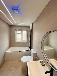 ein Badezimmer mit Toilette, Badewanne und Waschbecken in der Unterkunft R3 - Luxury Private Room With its own Kitchenette in Halesowen in Hasbury