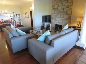 Zona d'estar a Whispering Waves Villa