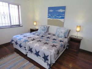 Llit o llits en una habitació de Whispering Waves Villa