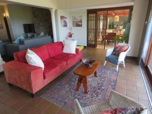 Zona d'estar a Whispering Waves Villa