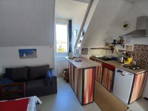 Kuchyň nebo kuchyňský kout v ubytování Petit bijou à Saint Pair sur Mer