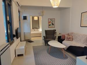 ein Wohnzimmer mit Sofa und Tisch in der Unterkunft Vecchia Casa in Volos