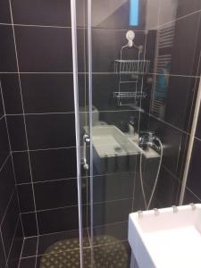 ein Badezimmer mit Dusche und Waschbecken in der Unterkunft Vecchia Casa in Volos