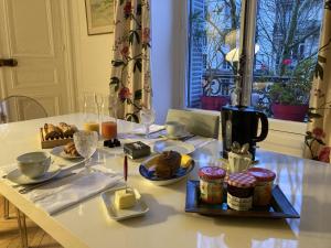 a table with food and drinks on top of it at Parc Monceau in Paris