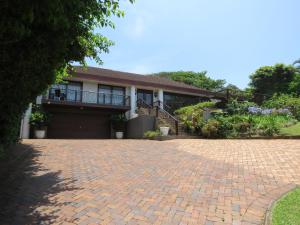 Jardí fora de Whispering Waves Villa