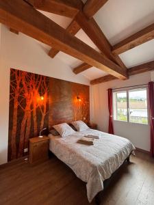 a bedroom with a bed and a painting on the wall at Superbe villa neuve à 5 mn du centre in Saint-Rémy-de-Provence