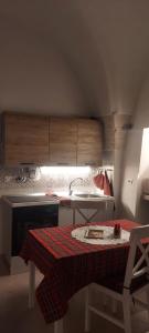 une cuisine avec une table et un comptoir dans une pièce dans l'établissement Casa Nonna Renzina, à Locorotondo 12 autres photos