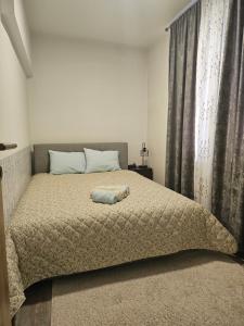 Un dormitorio con una cama con una toalla encima. en Apartman Kovač, en Pale