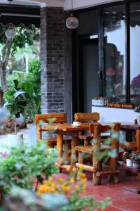 En restaurant eller et andet spisested på Castle peak yard Inn Guilin-Free one-way pick-up service for high-speed rail