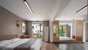 桂林Castle peak yard Inn Guilin-Free one-way pick-up service for high-speed rail的带一张大床和一扇窗户的卧室 更多37张照片