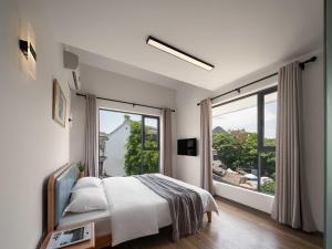 桂林Castle peak yard Inn Guilin-Free one-way pick-up service for high-speed rail的一间带床和大窗户的卧室