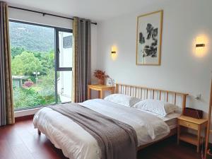 En eller flere senge i et værelse på Castle peak yard Inn Guilin-Free one-way pick-up service for high-speed rail