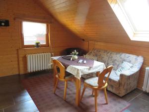 - une table et des chaises dans une chambre avec un canapé dans l'établissement Ferienwohnungen mit Wellnessoase im Luftkurort Altenbrak, à Altenbrak