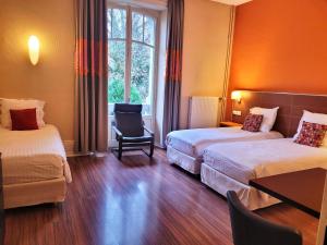 Garden & City Luxeuil Ex Le Métropole et Les Thermes客房内的一张或多张床位