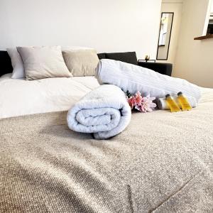 ein weißes Handtuch auf dem Bett in der Unterkunft Babylone 2 premium in Le Pré-Saint-Gervais