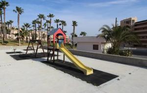 Plac zabaw dla dzieci w obiekcie Sunny bungalow La Mata with sea views