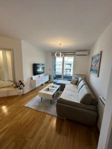 salon z kanapą i stołem w obiekcie Sarajevo Boulevard w Sarajewie