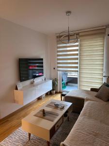 salon z kanapą i stolikiem kawowym w obiekcie Sarajevo Boulevard w Sarajewie +3 zdjęcia