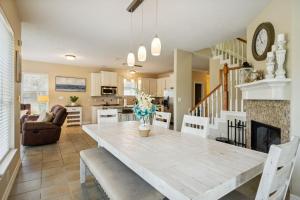 Η κουζίνα ή μικρή κουζίνα στο Wooded Lake Retreat home