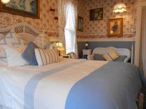 A bed or beds in a room at Angel of the Sea Bed and Breakfast
