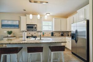 Η κουζίνα ή μικρή κουζίνα στο Wooded Lake Retreat home