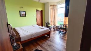 Postel nebo postele na pokoji v ubytování Dwarka Home Stay