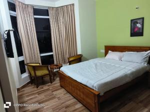 Postel nebo postele na pokoji v ubytování Dwarka Home Stay