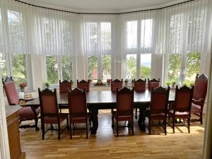a large dining room with a table and chairs at Villa Teufelsmauer in Cattenstedt