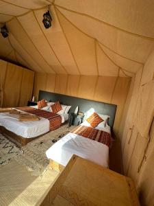 Postel nebo postele na pokoji v ubytování Sahara Desert Camp