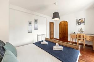 a bedroom with a bed with two towels on it at Casa da Barragem in Atouguia da Baleia