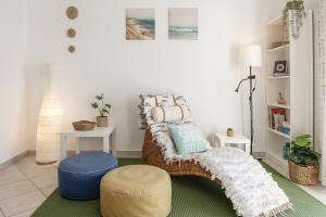a room with a bed and two ottomans at Casa da Barragem in Atouguia da Baleia
