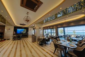 A television and/or entertainment centre at MQ Hotel