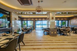 A restaurant or other place to eat at MQ Hotel