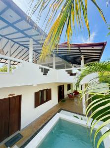 Bazén v ubytování Sri Lanka Surf Villa Domus Graziella nebo v jeho okolí