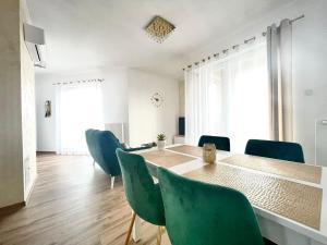 een eetkamer met een tafel en groene stoelen bij EASY RENT- Północna Old Town View, Free Parking, 24h Check-in in Lublin