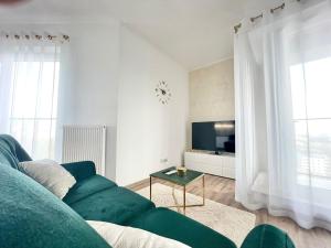 een woonkamer met een groene bank en een tv bij EASY RENT- Północna Old Town View, Free Parking, 24h Check-in in Lublin