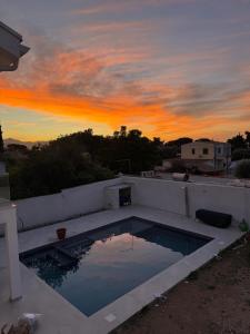 A window into the blue في كوارتو سانت إيلينا: حمام سباحة على سطح منزل عند غروب الشمس