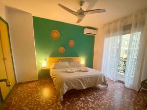 un dormitorio con una pared verde con monedas en Mi Oasis Azul Parking, AC, Fibra, VT-54949-V, en Sueca