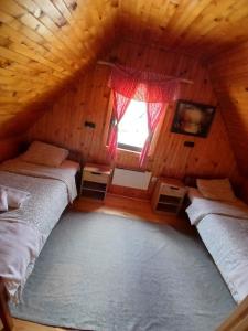 Rúm í herbergi á Chalet Hill Zabljak