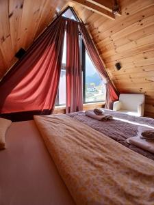 Rúm í herbergi á Chalet Hill Zabljak