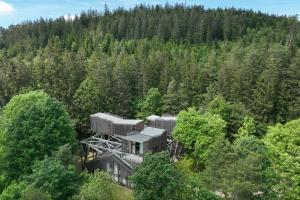 z góry widok na dom w lesie w obiekcie Villa Forêt et Spa w mieście Champdray