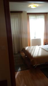 Posteľ alebo postele v izbe v ubytovaní Apartments and Rooms Astoria