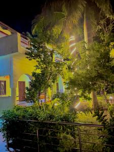 Un edificio con palmeras delante. en Tiger Heaven Resort, en Tāla